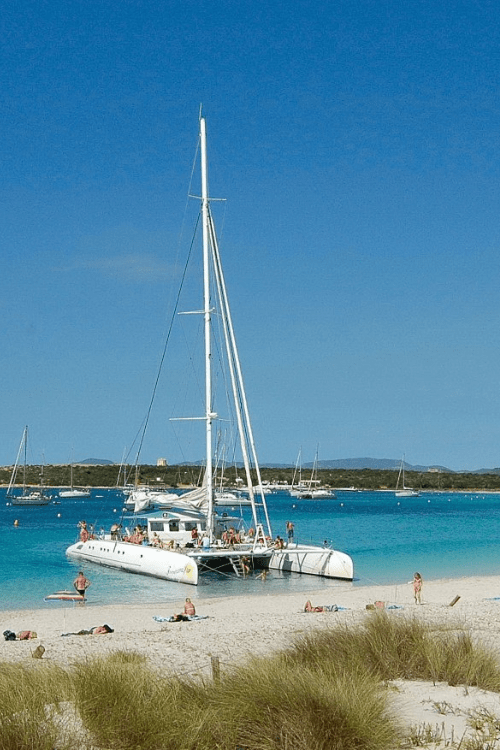 Catamarán navegando por Formentera